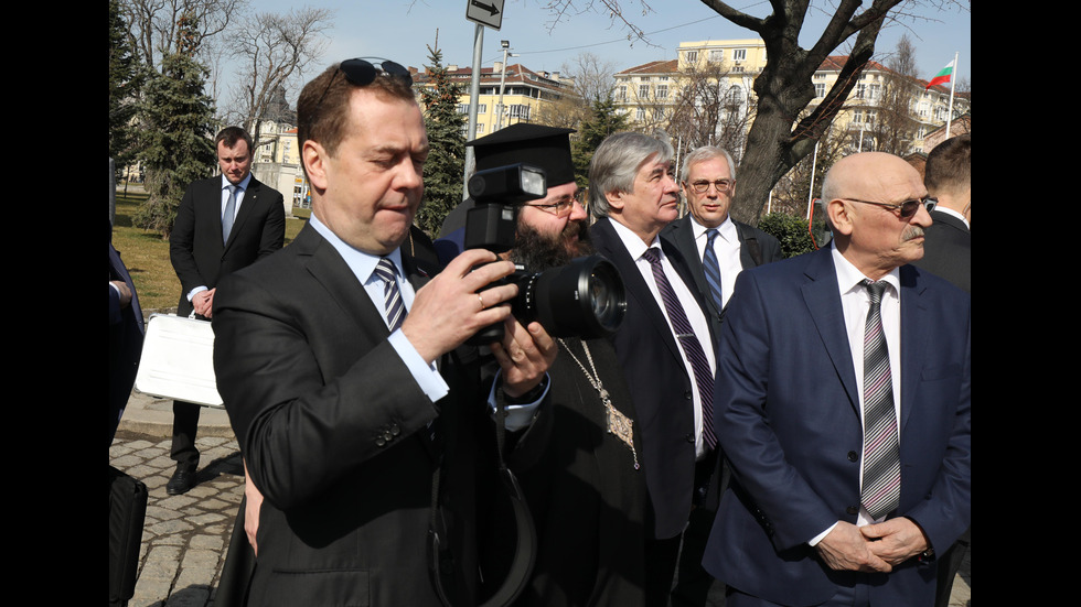 Дмитрий Медведев посети храм-паметника "Св. Александър Невски"