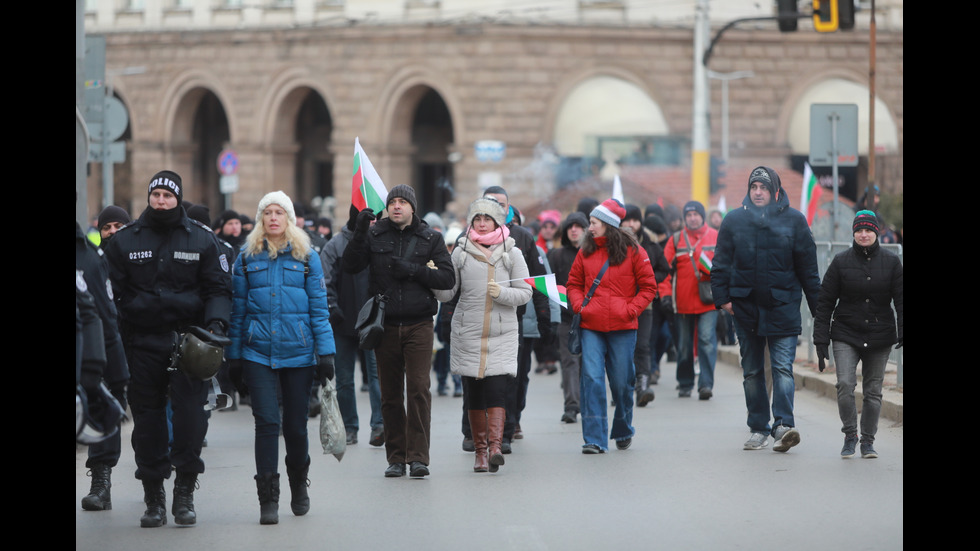 "Възраждане" организира протест срещу зеления сертификат, докараха водно оръдие пред НС