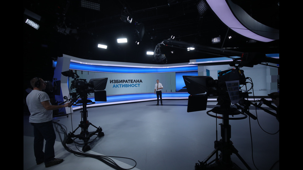 ЗАД КАДЪР: Изборният ден по NOVA В СНИМКИ