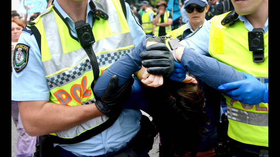 Десетки арести на климатичен протест в Австралия