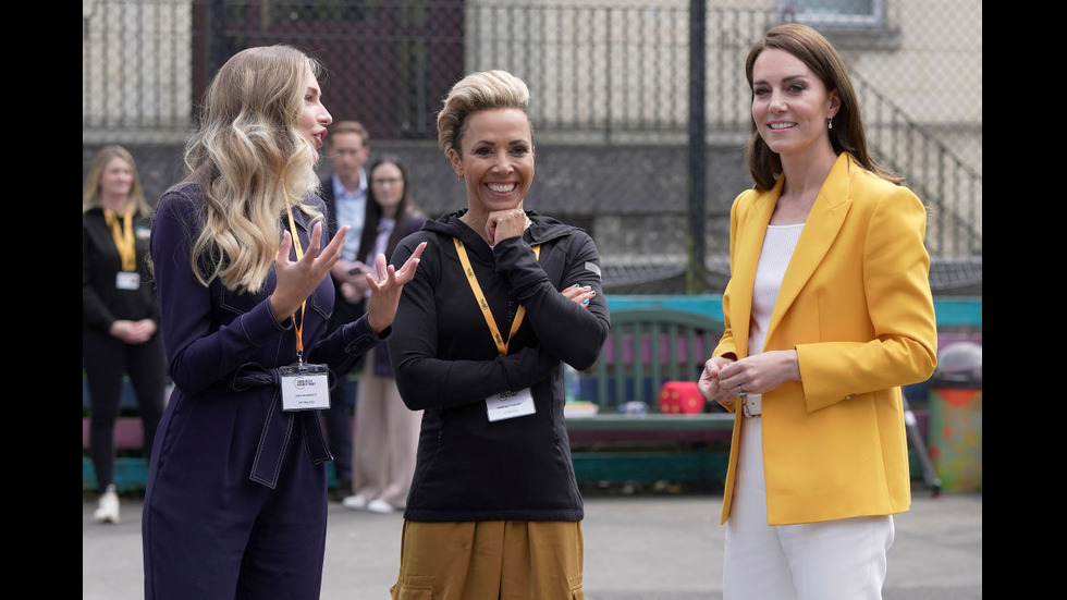 ЕЛЕГАНТНА В ЖЪЛТО: Принцесата на Уелс Катрин на благотворително събитие в Бат