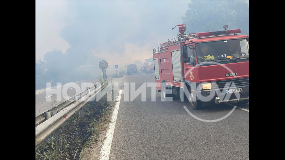 Голям пожар пламна в близост до бензиностанция в Казанлък