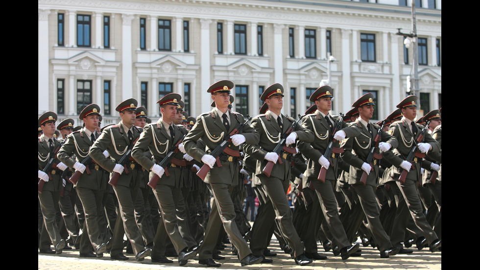 1200 военни маршируваха на военния парад в София