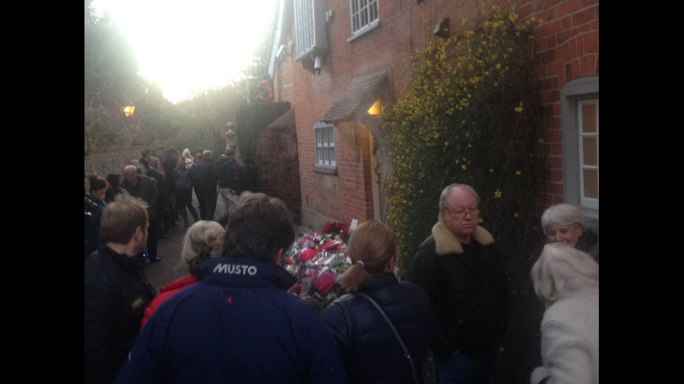 Фенове се стичат пред дома на Джордж Майкъл, за да отдадат почит