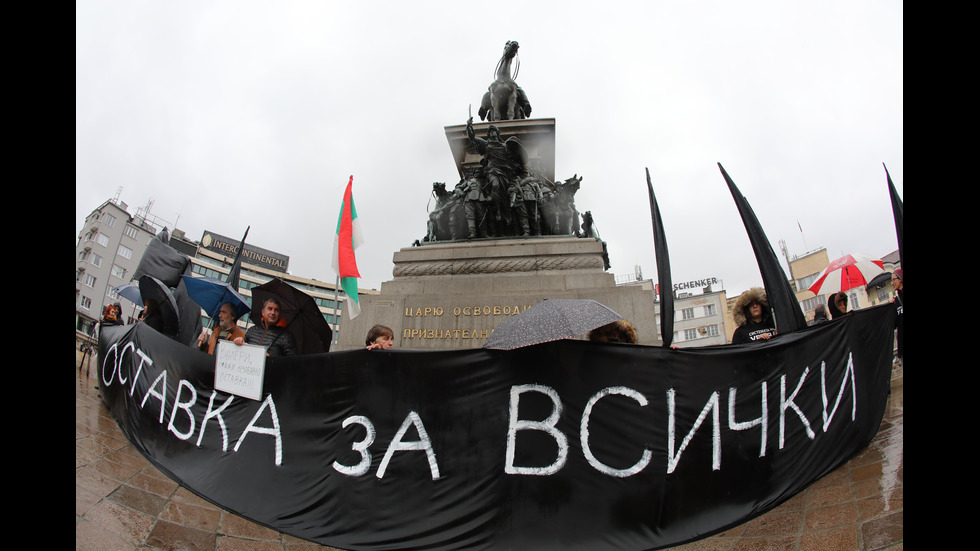 Майки на деца с увреждания на протест пред парламента