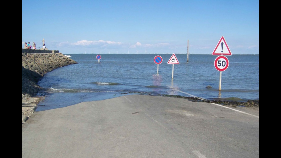 Опасен път във Франция изчезва под вода