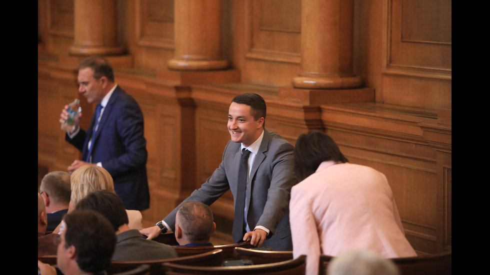 Парламентът обсъжда вота на недоверие към кабинета "Петков"
