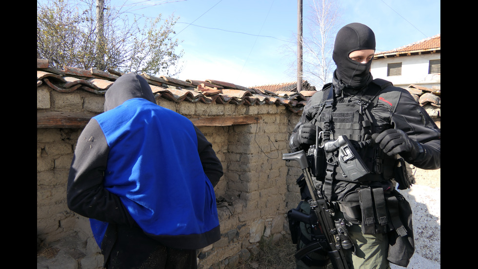 Откриха рекорден брой оръжия и боеприпаси в гараж в София