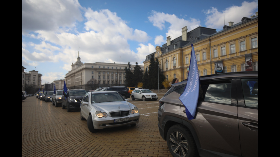 Протест на спешни медици блокира центъра на София