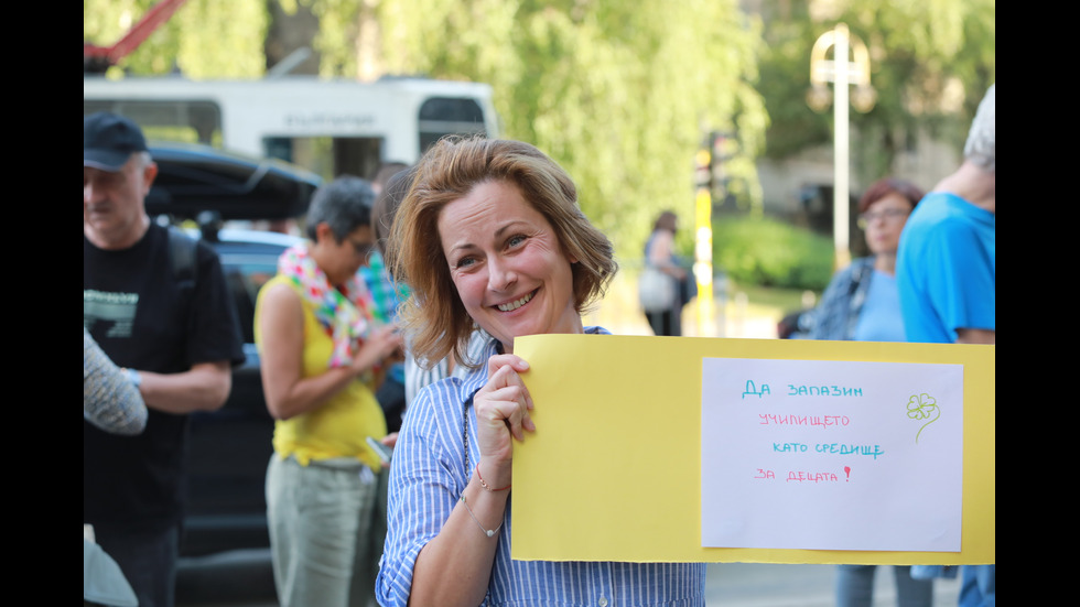 Родители на протест срещу онлайн обучението