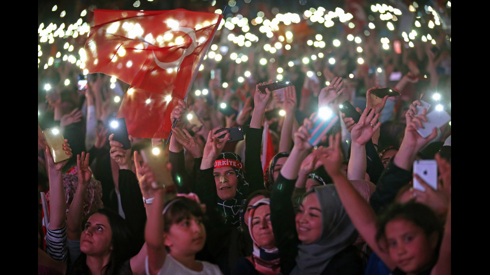 Привържениците на Ердоган празнуваха изборната победа