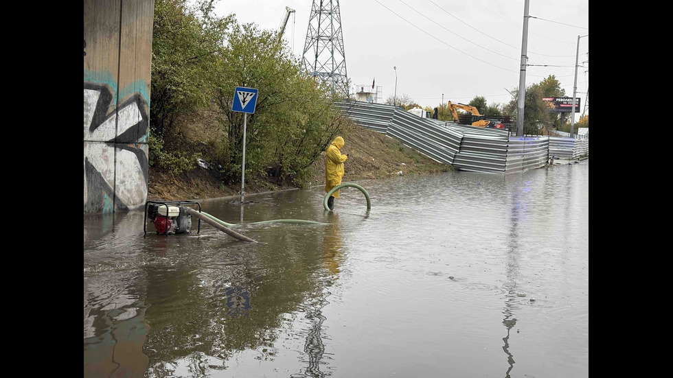 Наводнено кръстовище спря движението на няколко трамвайни линии в София