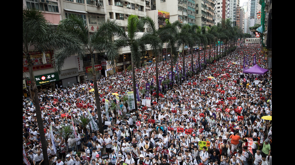 Стотици хиляди протестираха в Хонконг