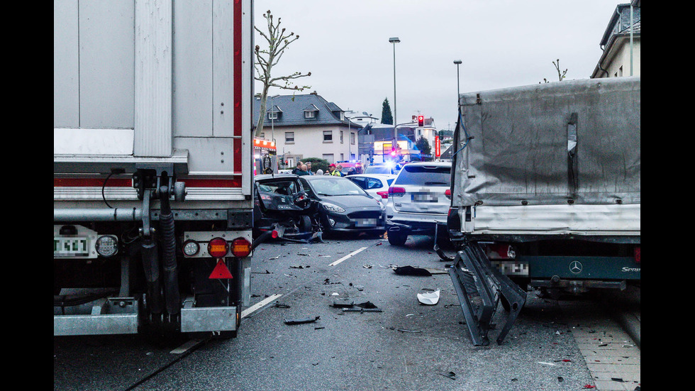 Камион помете 8 коли в Германия, 17 души са ранени