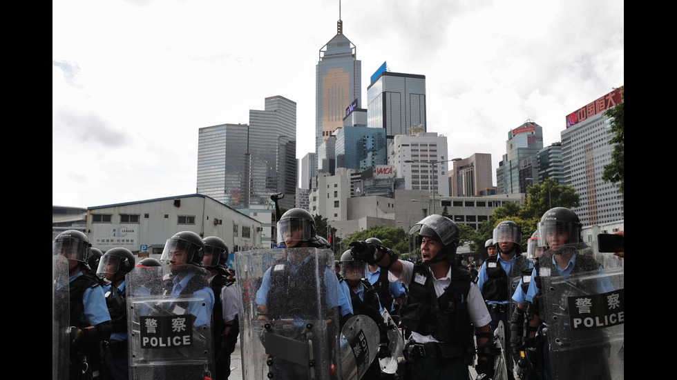 Протестиращи в Хонконг се опитаха да влязат в местния парламент
