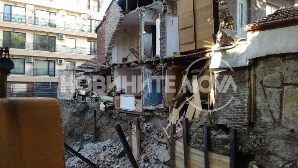Срути се част от къща в центъра на Пловдив