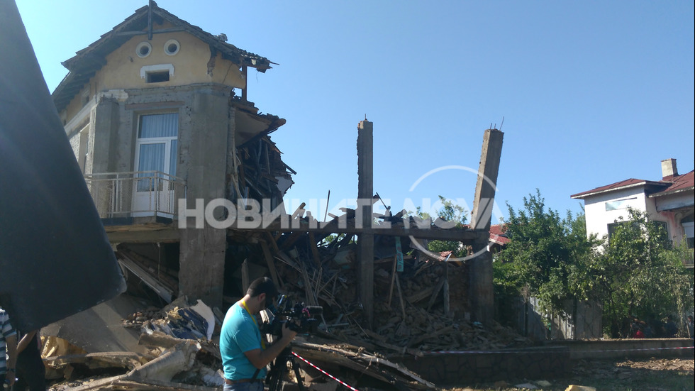 Тир разруши къща в Златна Панега, шофьорът загина