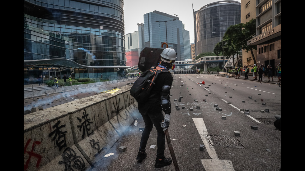 Отново сблъсъци между протестиращи и полиция в Хонконг