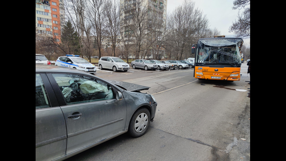 Двама пострадаха при катастрофа с автобус в София