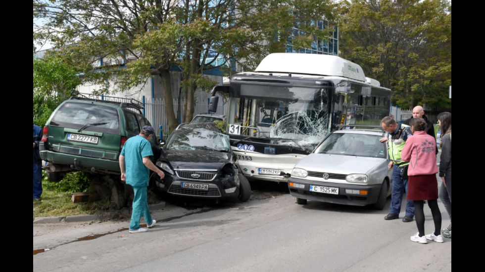 Автобус на градския транспорт помете седем коли в София