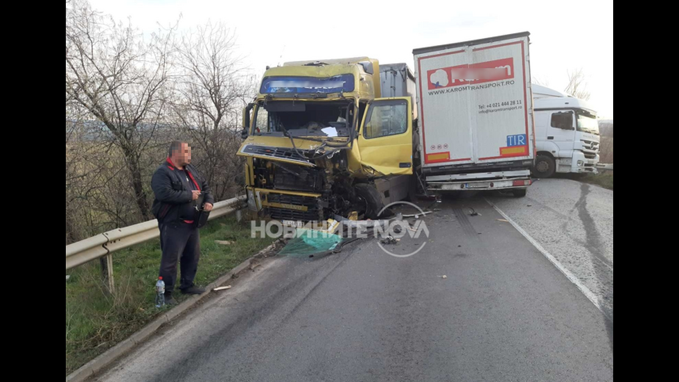 Два тира и кола се удариха на пътя Русе-Велико Търново, има ранен