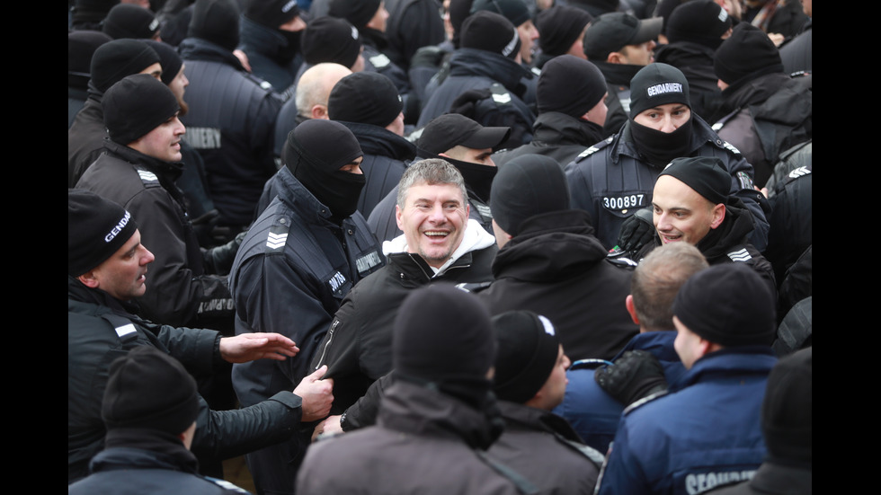"Възраждане" организира протест срещу зеления сертификат, докараха водно оръдие пред НС