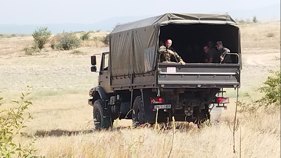 Пожар гори до военния полигон край Казанлък