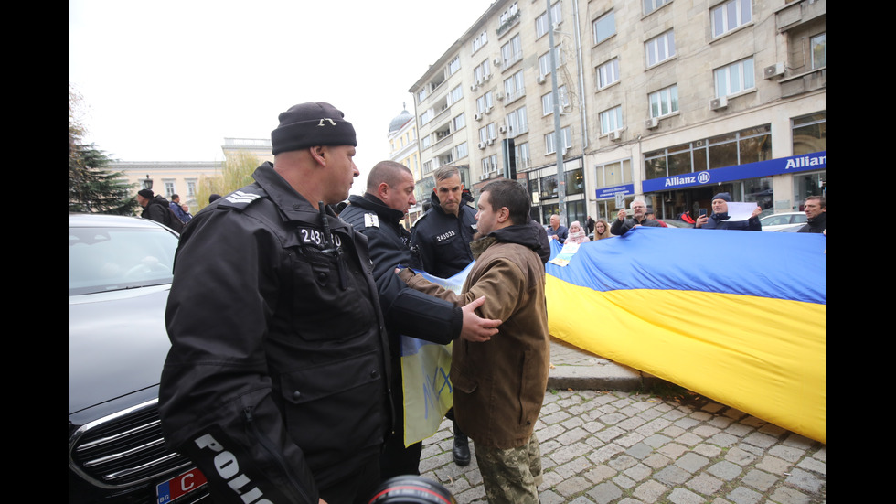 Митрофанова на литургия в Руската църква, протестиращи блокираха храма