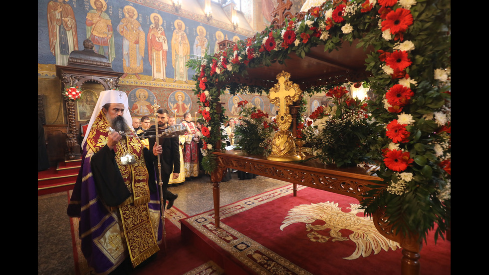 Опашки от вярващи пред "Св. Александър Невски" и "Св. Неделя" в София