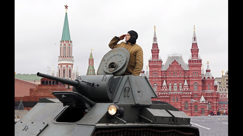 Руски военни репетират за голям парад в Москва