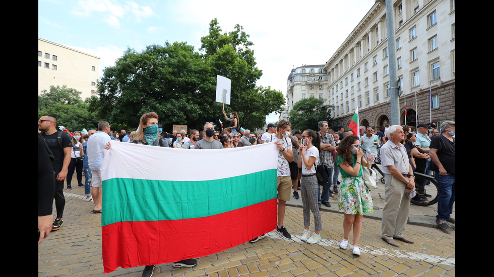 Шестият протест в София започна без напрежение