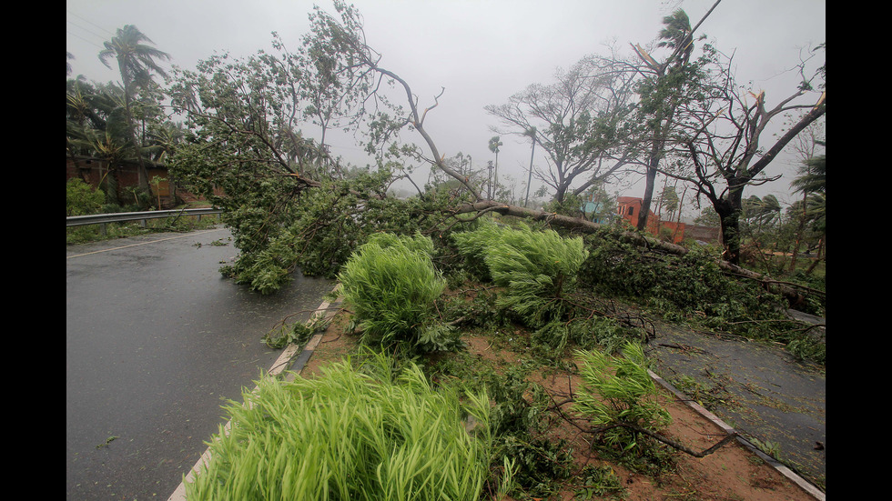 12 души са загинали заради урагана Фани в Индия