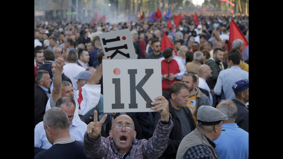 Полицай беше ранен на митинга на опозицията в Тирана