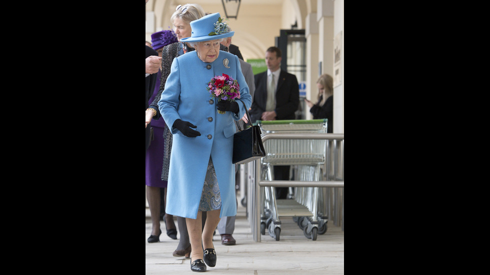 Британската кралица посети супермаркет и пъб