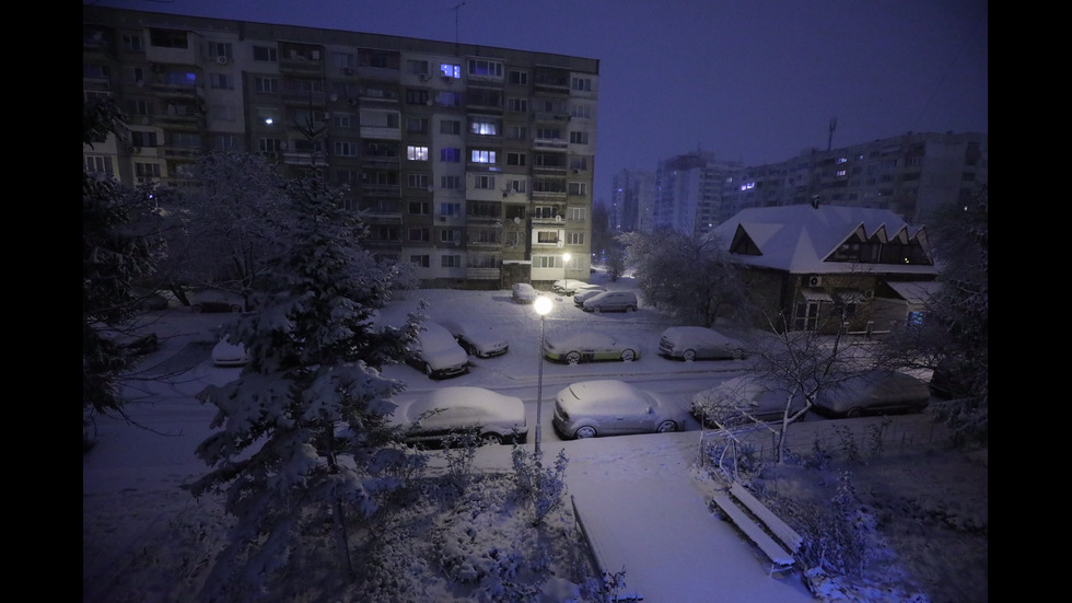 Сняг заваля на много места в страната