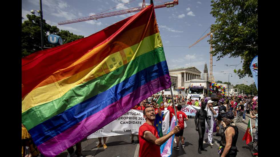 Стотици хиляди се включиха в гей парад във Виена