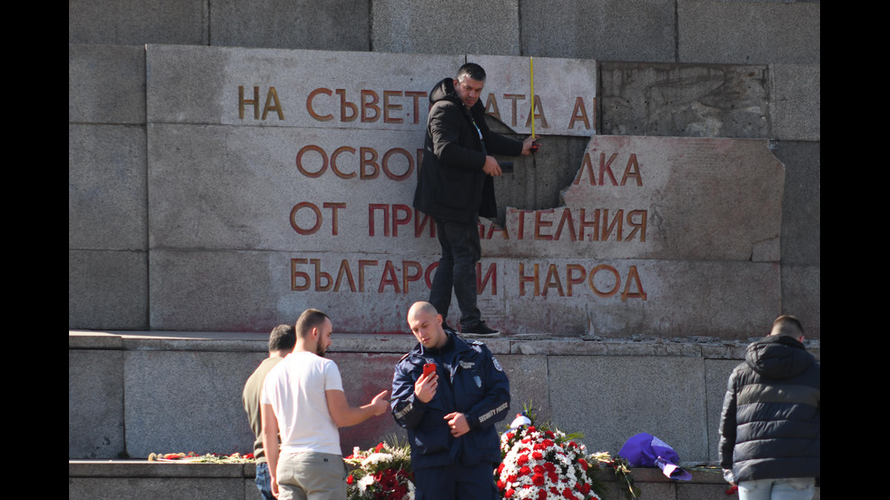 Разбиха плочата на Паметника на Съветската армия в София