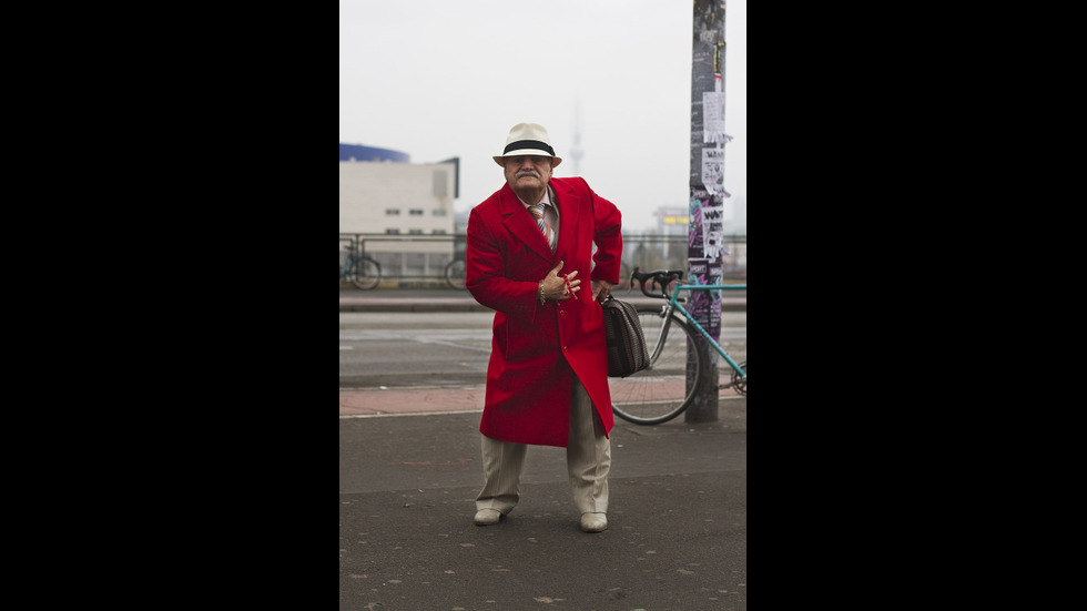 86-годишен шивач сам реклама бизнеса си