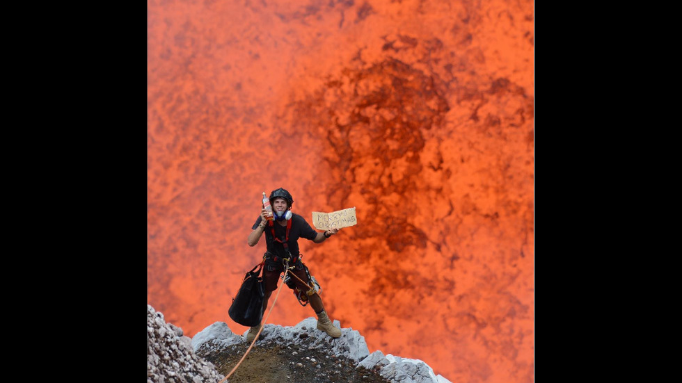 Фотограф се спуска във вулкани, за да се снима