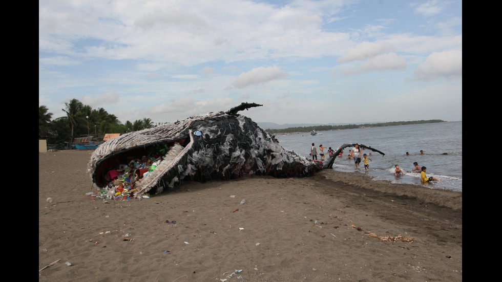 Умрял пластмасов кит на плажа в Манила