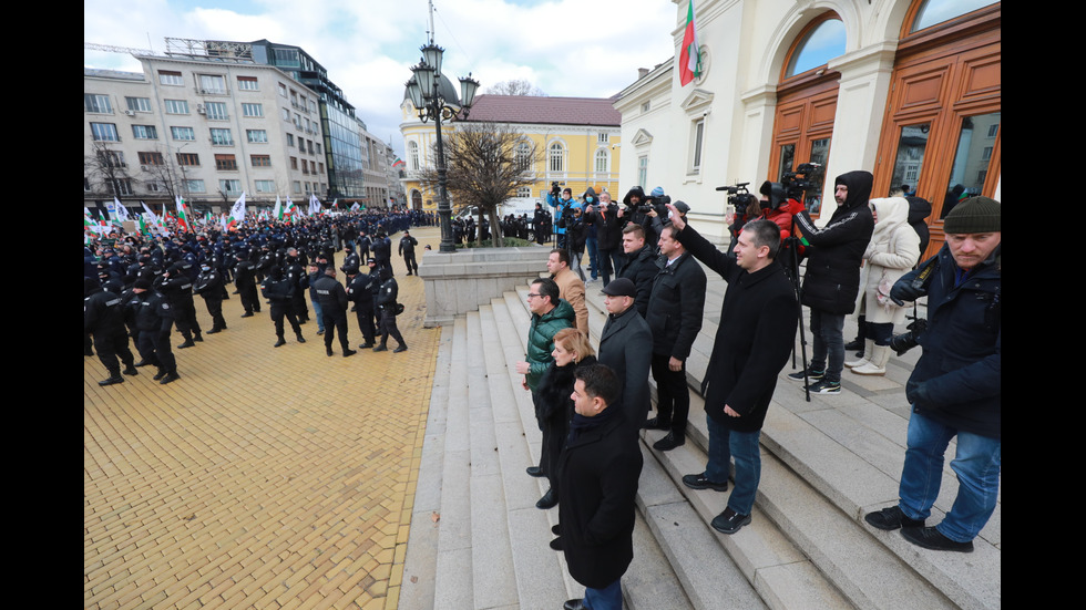 "Възраждане" организира протест срещу зеления сертификат, докараха водно оръдие пред НС