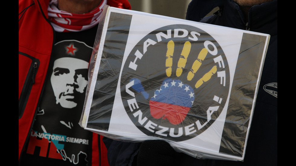 Демонстрация в подкрепа на Мадуро пред посолството на Венецуела