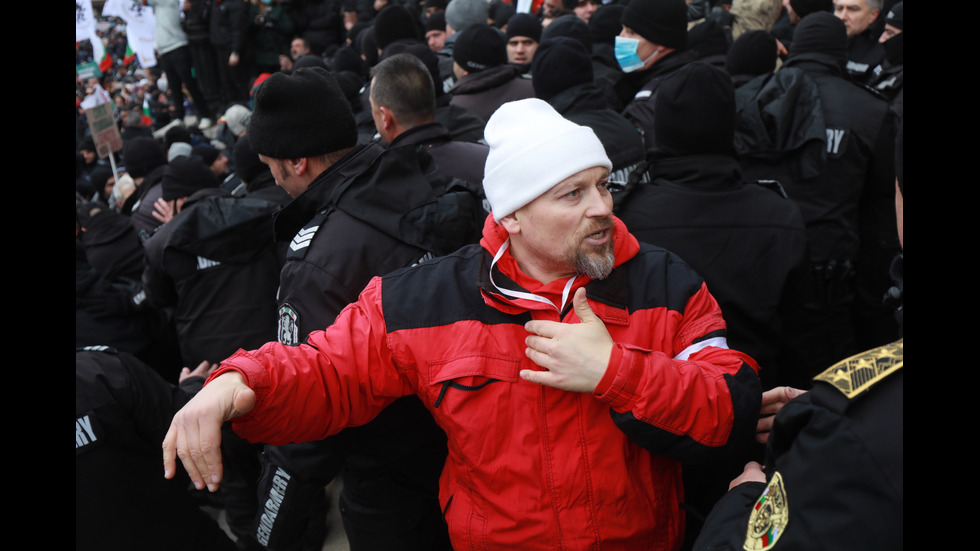 "Възраждане" организира протест срещу зеления сертификат, докараха водно оръдие пред НС