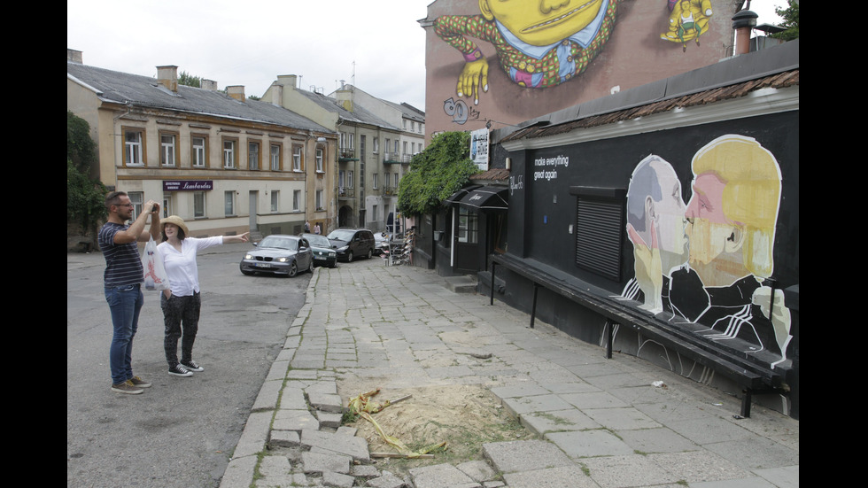 На стена във Вилнюс се появи графит "Целувката между Путин и Тръмп"