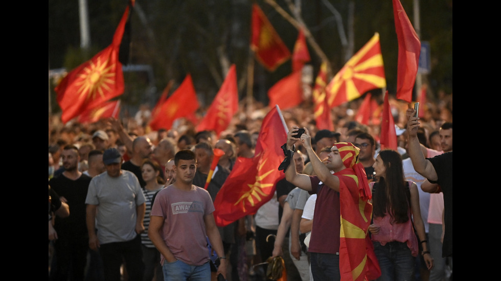 Напрежение в четвъртия ден на протестите в Скопие, има ранени полицаи