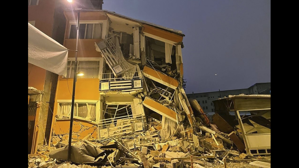 Серия мощни земетресения в Турция уби хиляди