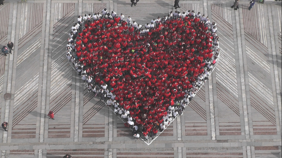 Жива мартеница под формата на сърце във Видин