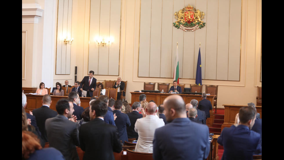 Депутатите обсъждат отстраняването на председателя на парламента