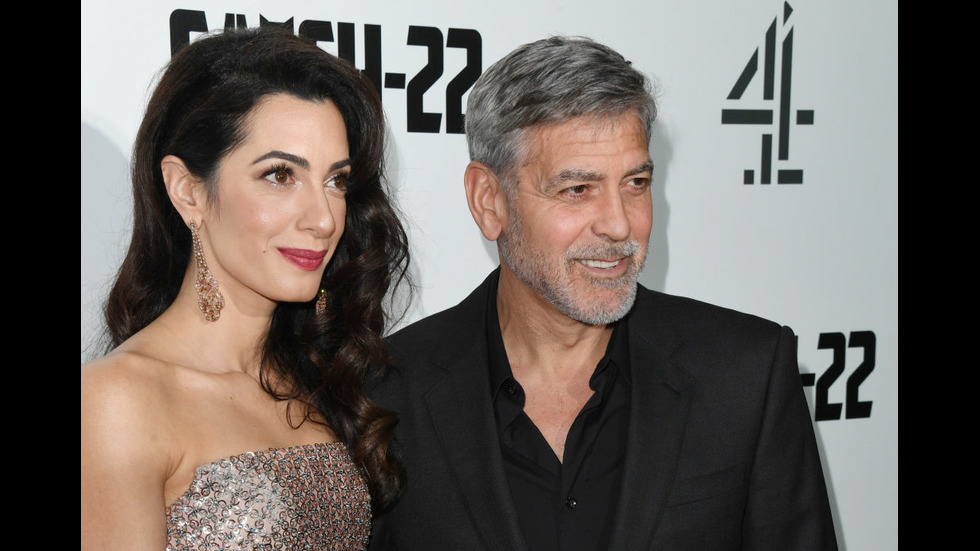 Джордж Клуни на червения килим, заедно с тъща си