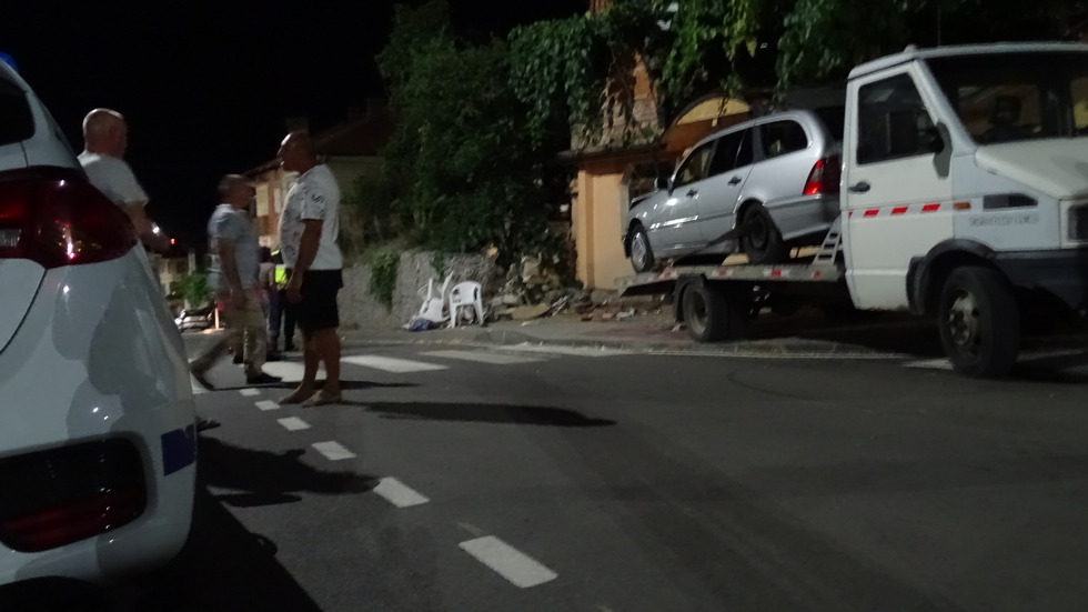 Кола се вряза в заведение в Дупница, уби посетител и рани двама